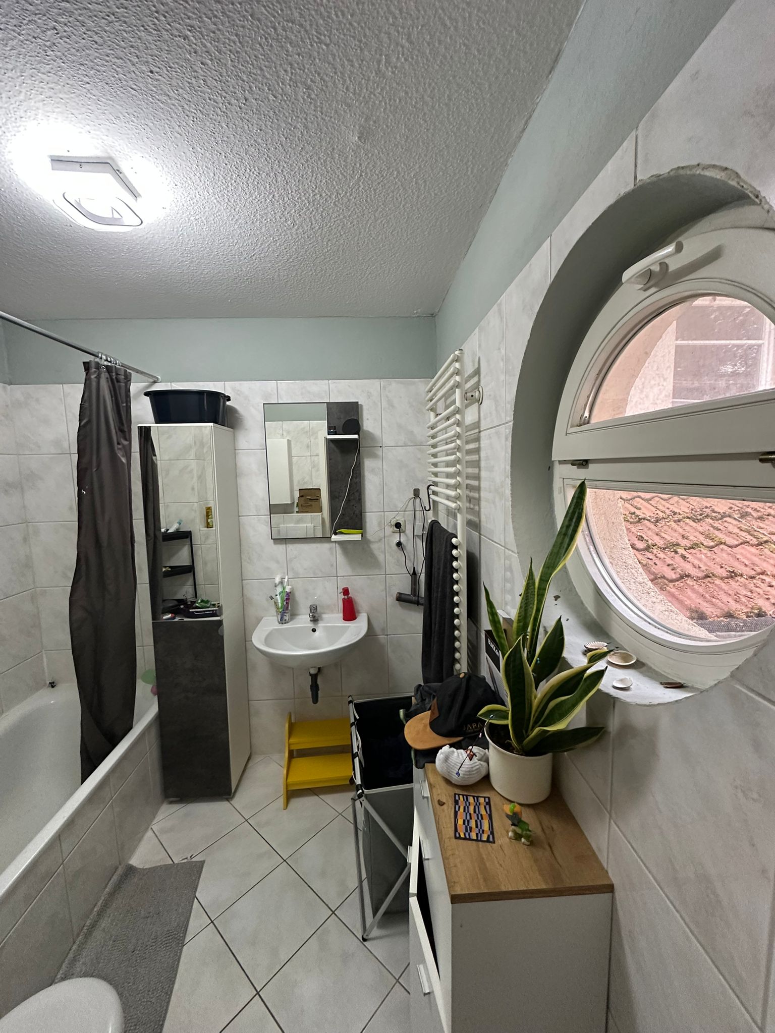 Badezimmer mit Bullauge-Fenster