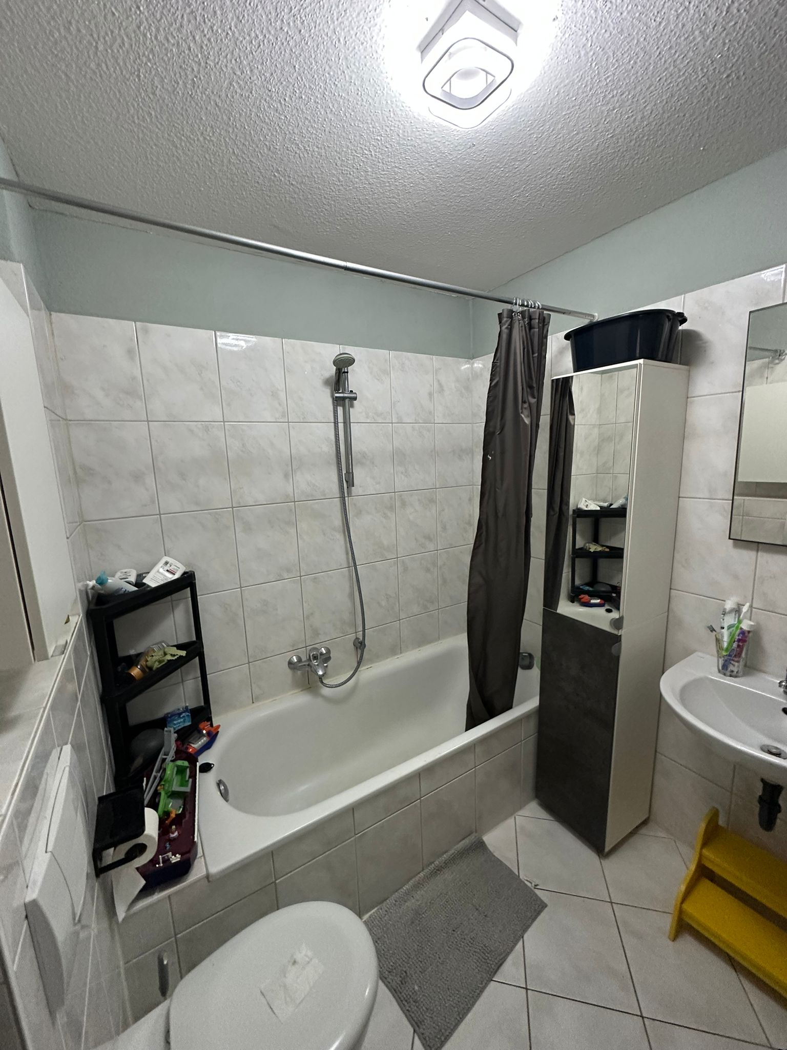 Badewanne und Waschbecken