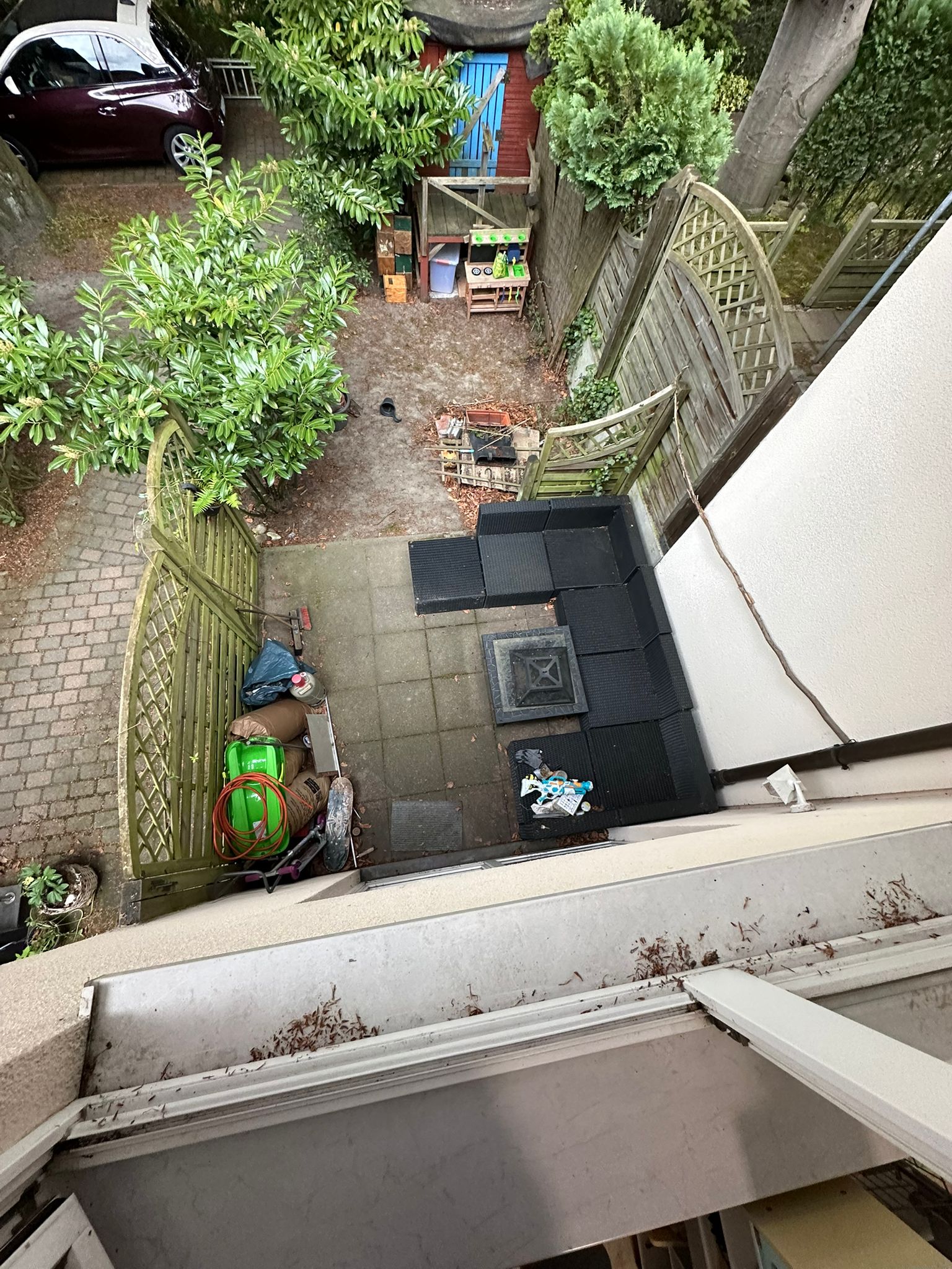 Garten mit Terrasse von oben