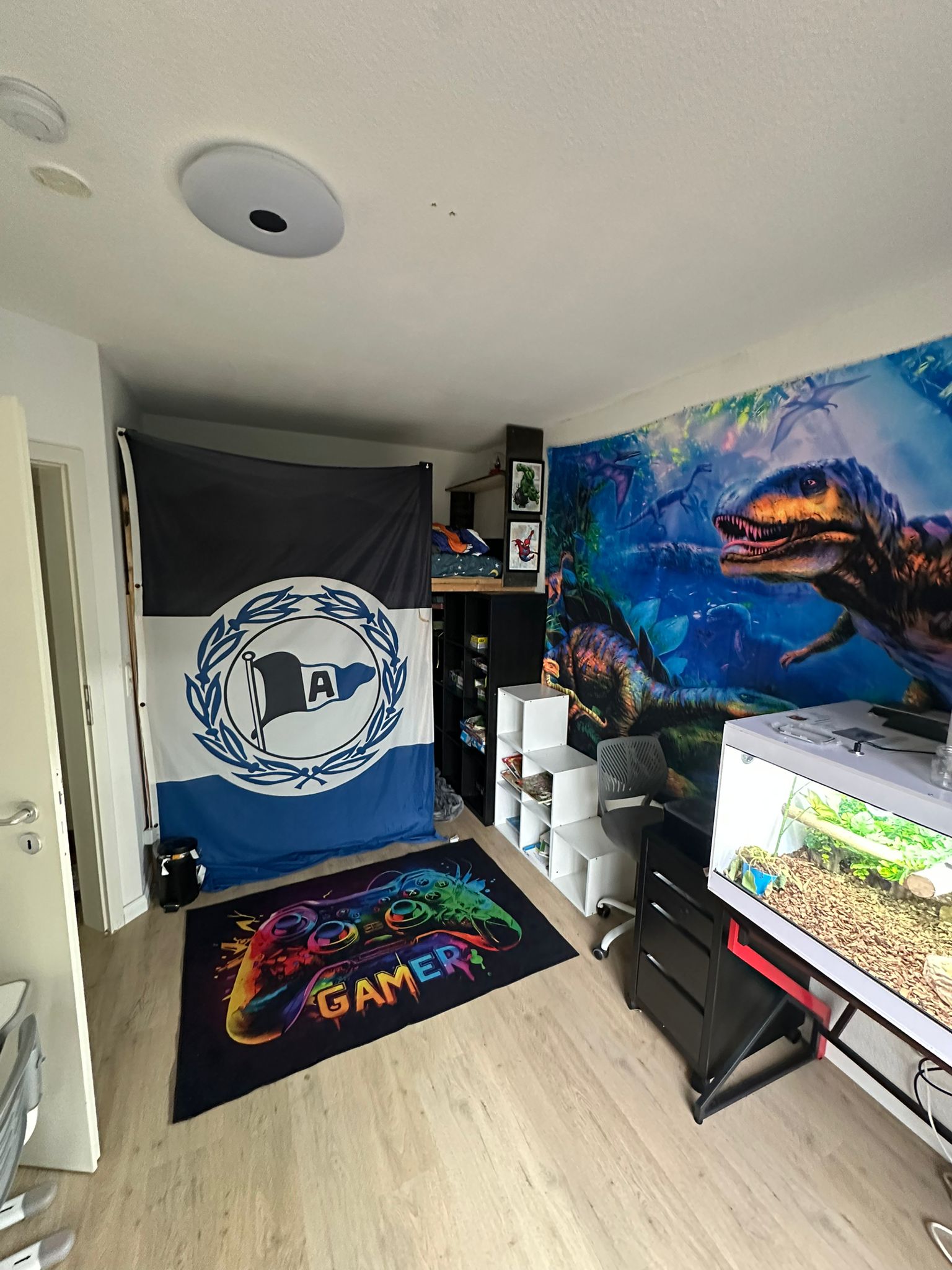 Schlafzimmer mit Bielefeld-Flagge und Underwater-Poster