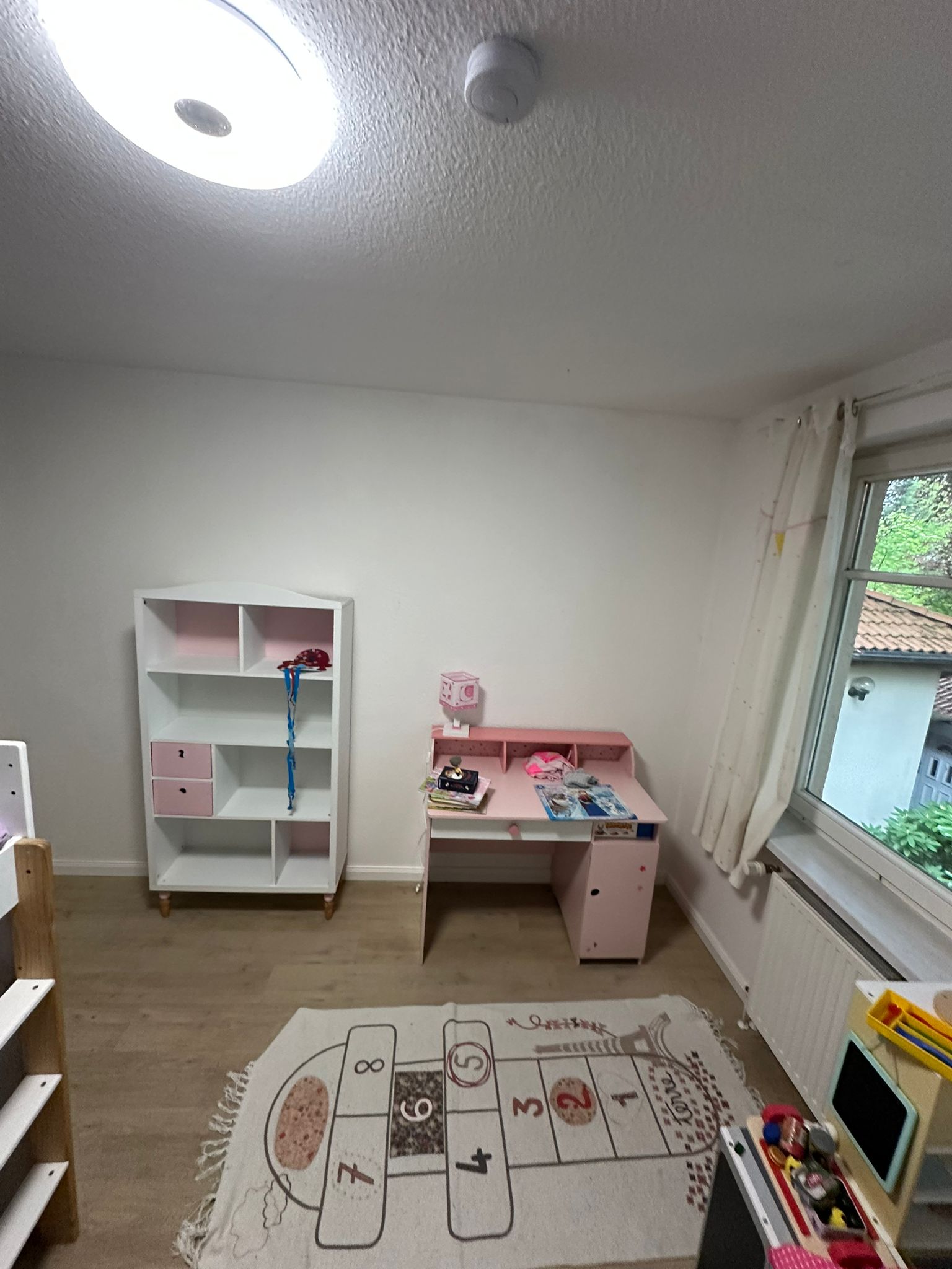Schlafzimmer mit Schreibtisch und Spielbereich